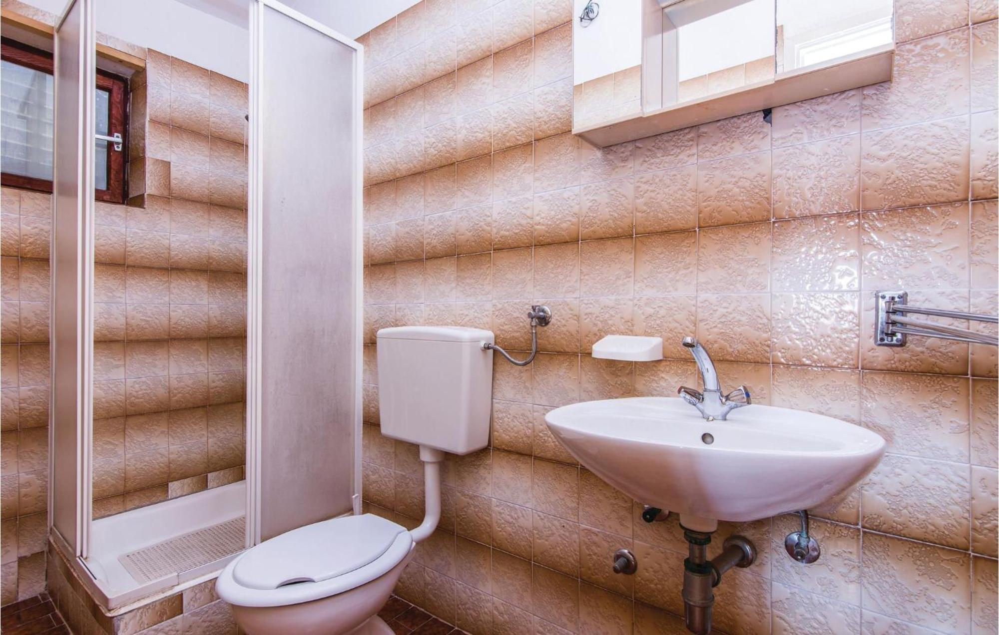 4 Bedroom Awesome Apartment In Starigrad Bagian luar foto