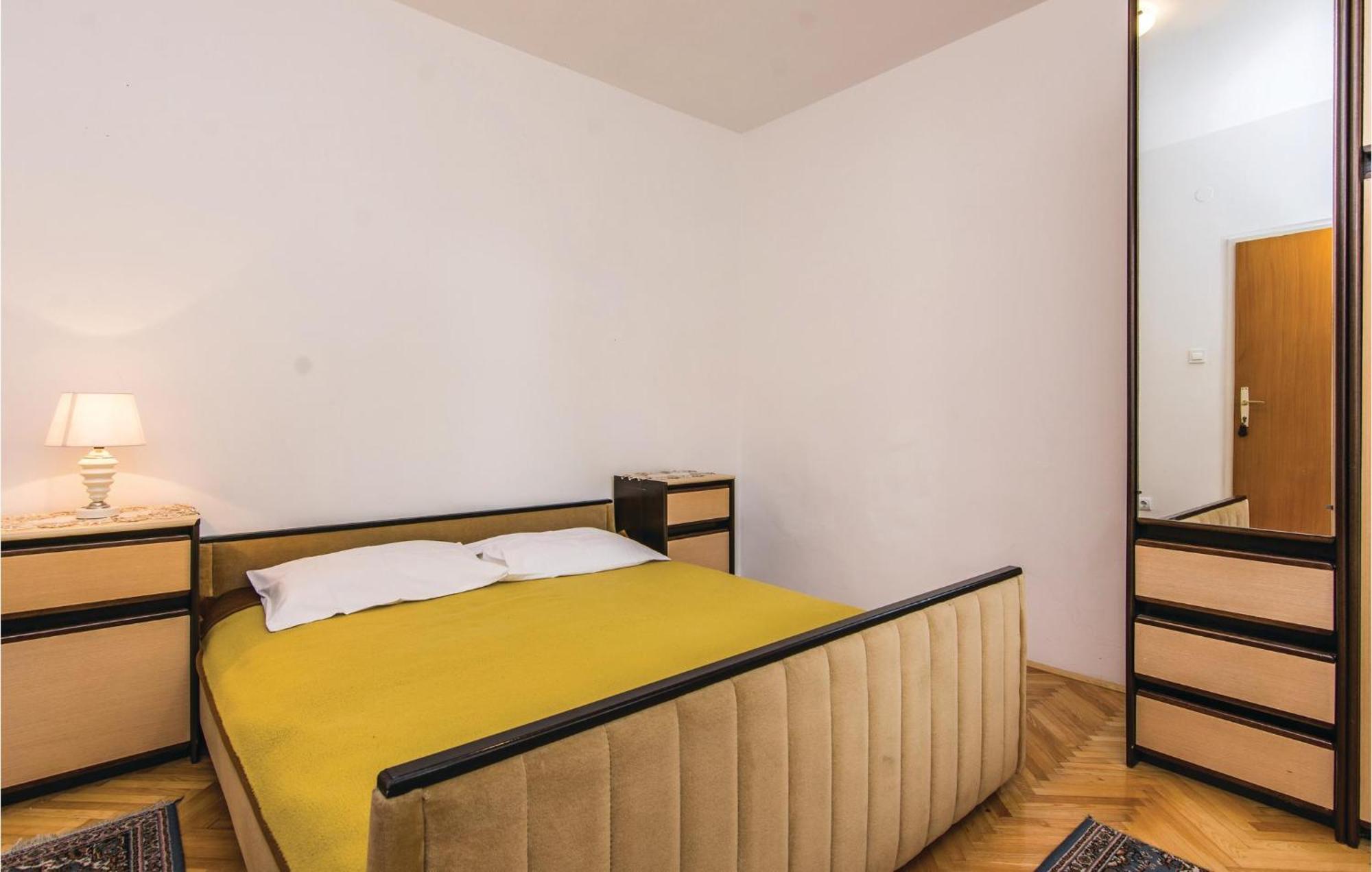 4 Bedroom Awesome Apartment In Starigrad Bagian luar foto