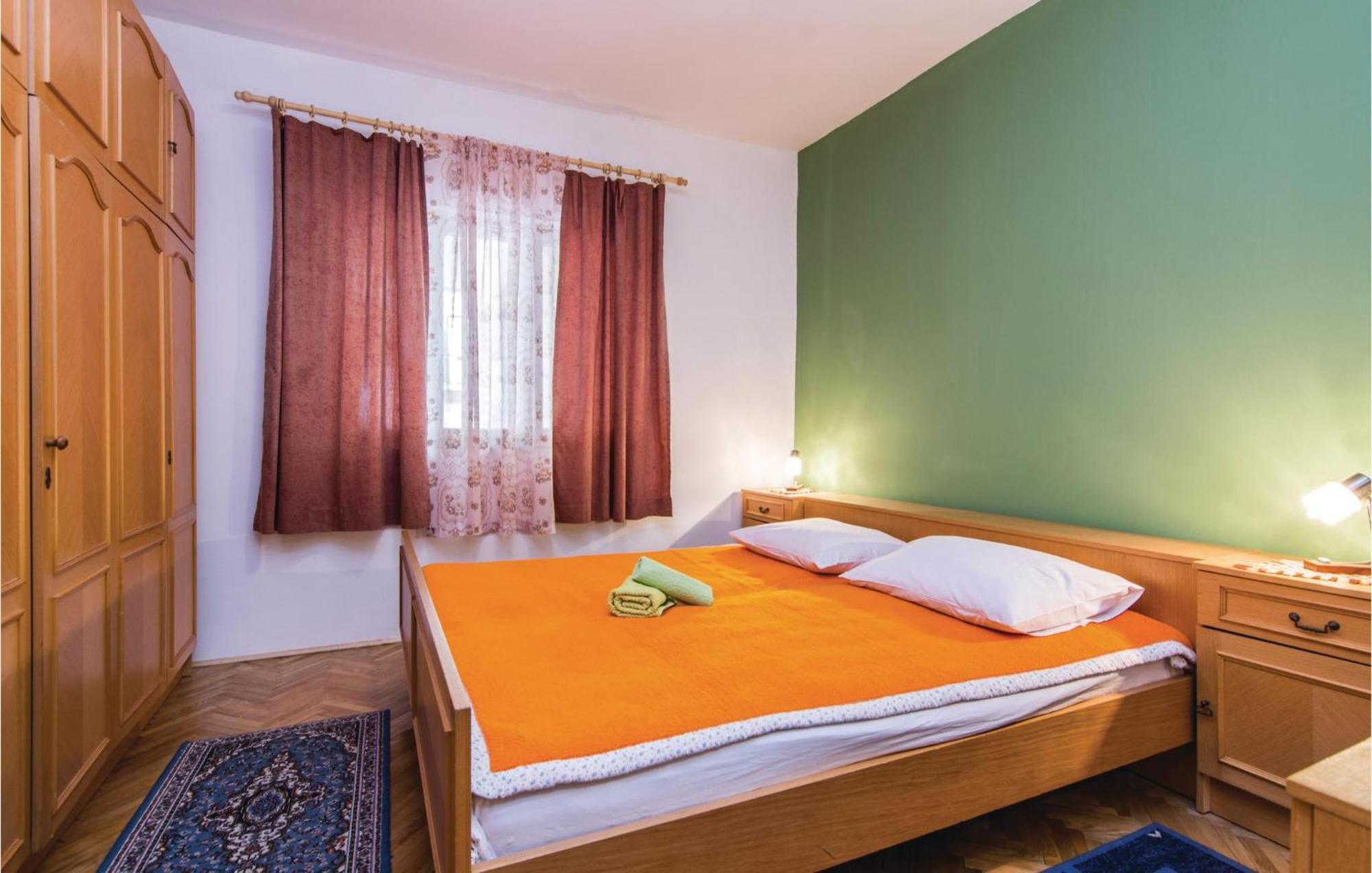 4 Bedroom Awesome Apartment In Starigrad Bagian luar foto