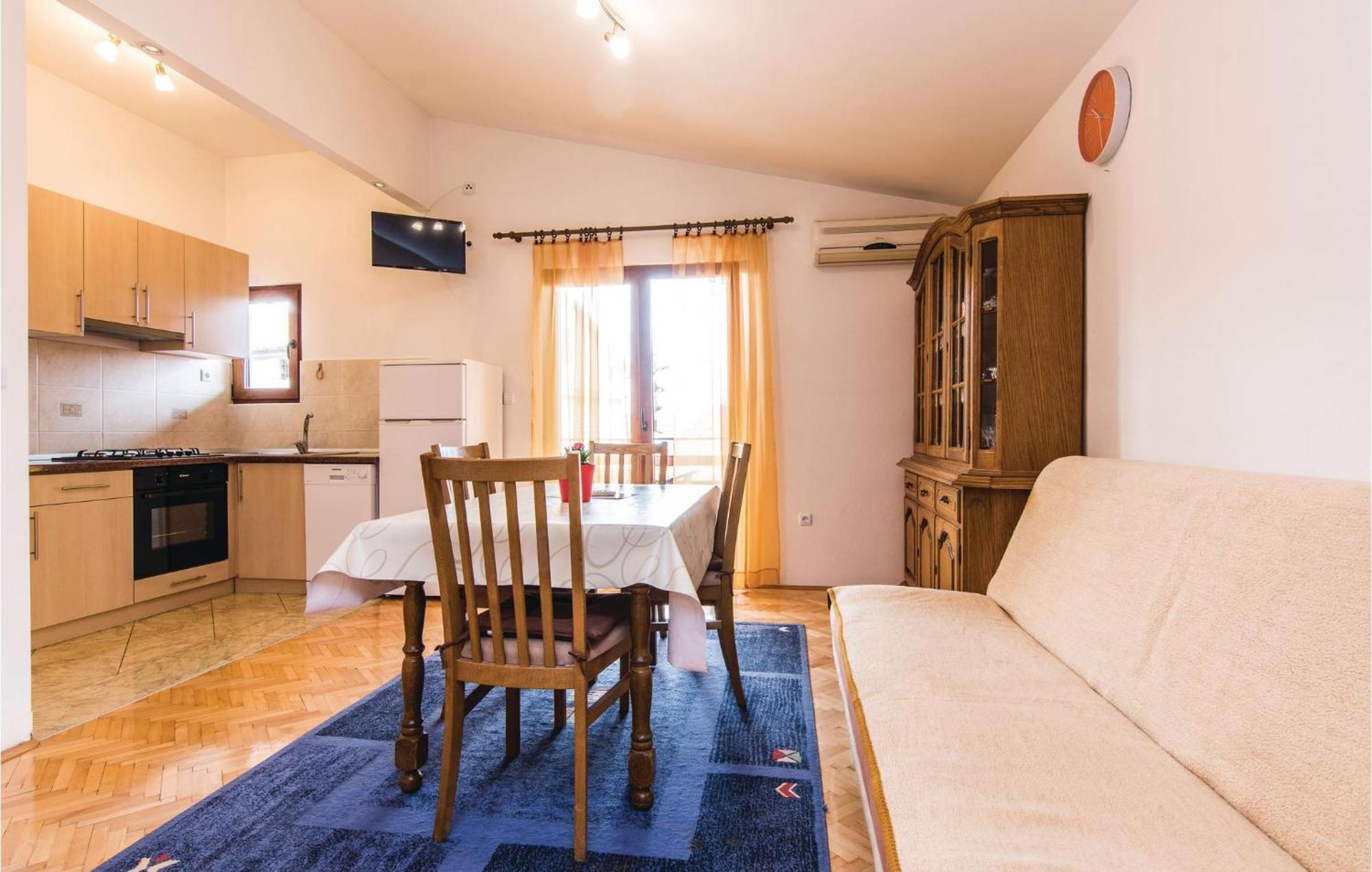 4 Bedroom Awesome Apartment In Starigrad Bagian luar foto