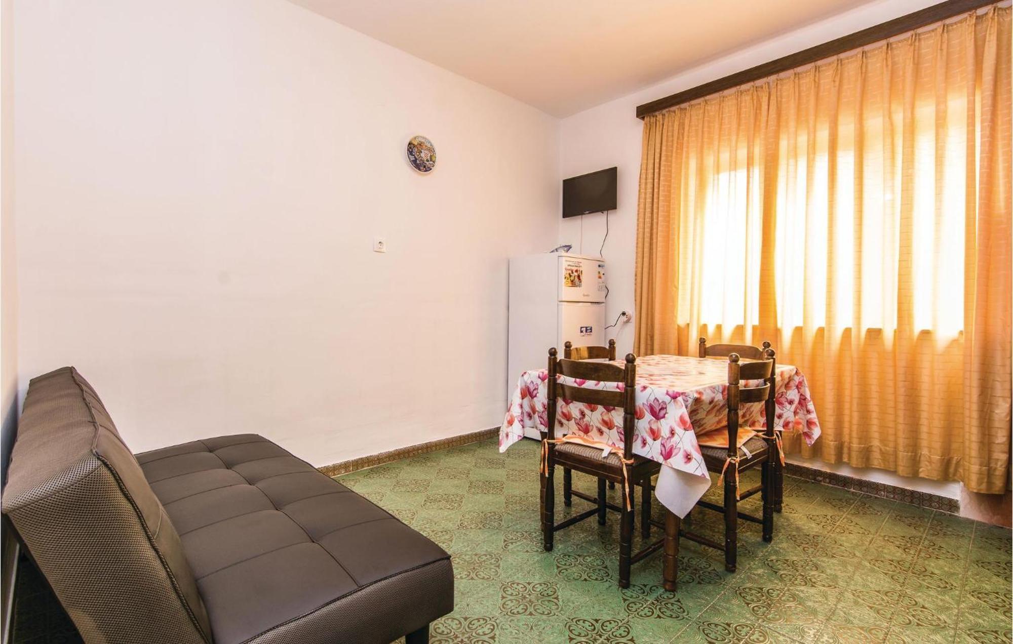 4 Bedroom Awesome Apartment In Starigrad Bagian luar foto