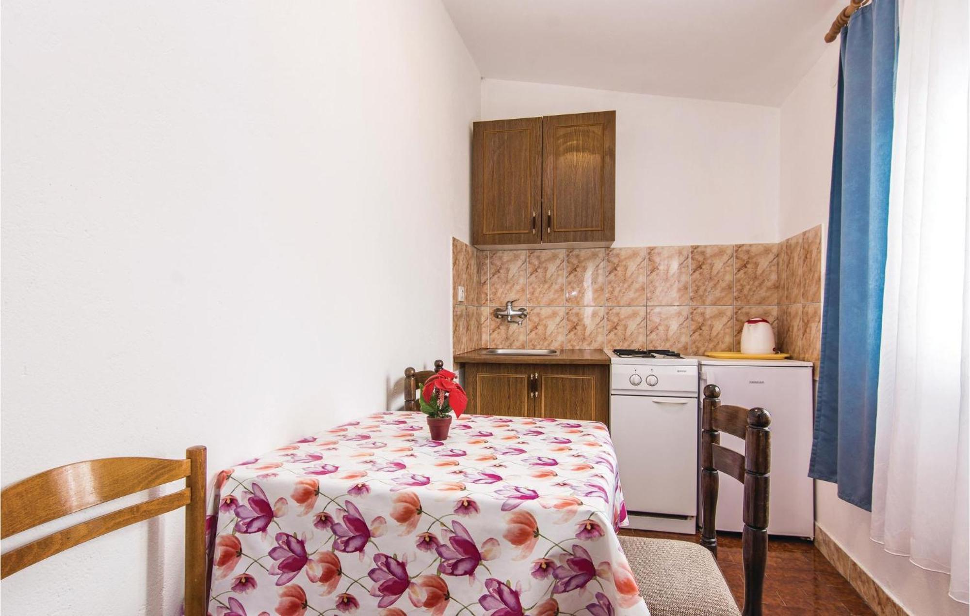 4 Bedroom Awesome Apartment In Starigrad Bagian luar foto