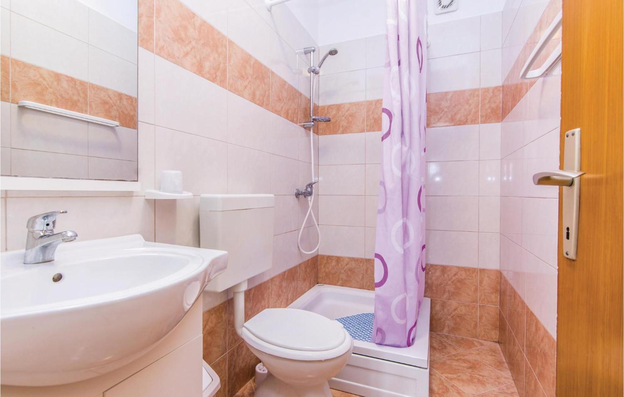 4 Bedroom Awesome Apartment In Starigrad Bagian luar foto