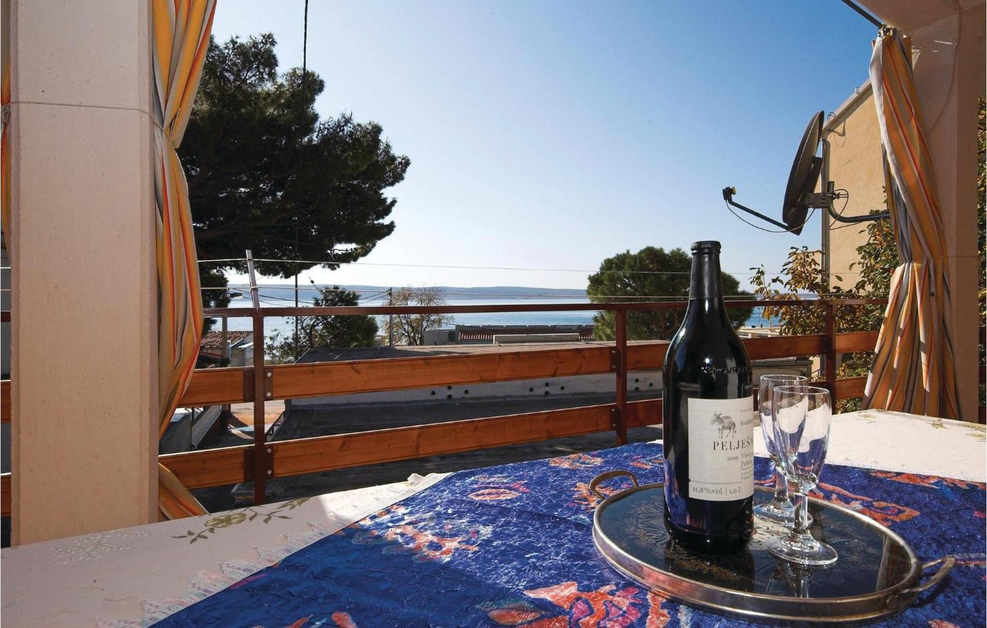 4 Bedroom Awesome Apartment In Starigrad Bagian luar foto