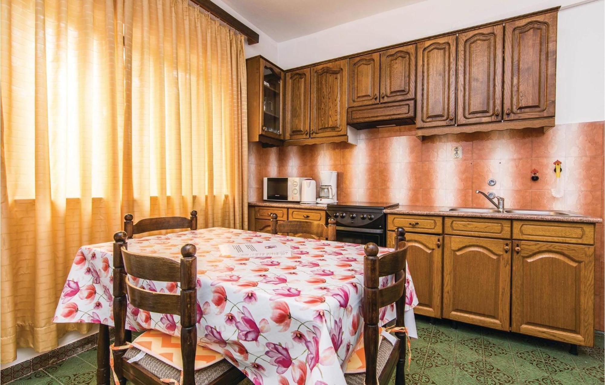 4 Bedroom Awesome Apartment In Starigrad Bagian luar foto