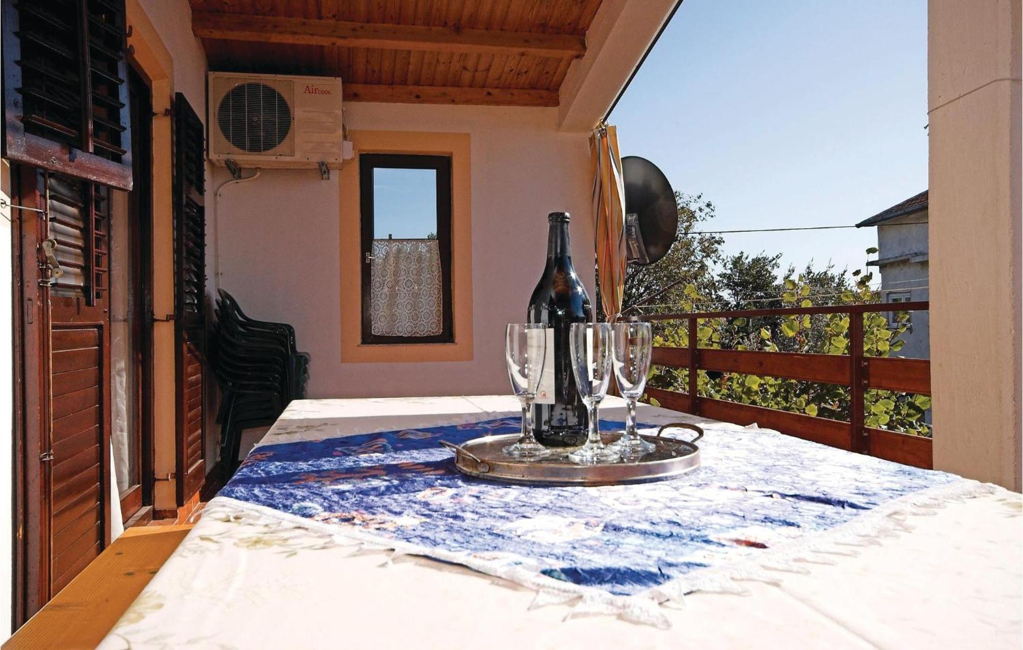 4 Bedroom Awesome Apartment In Starigrad Bagian luar foto