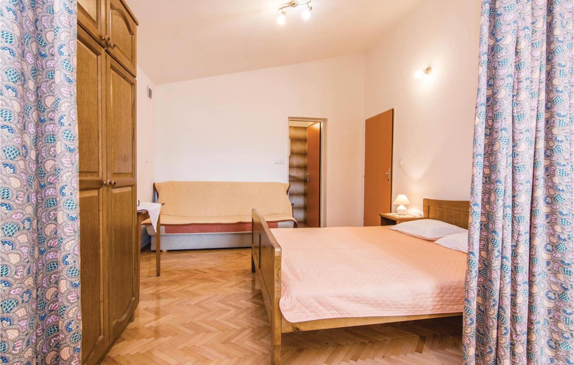 4 Bedroom Awesome Apartment In Starigrad Bagian luar foto