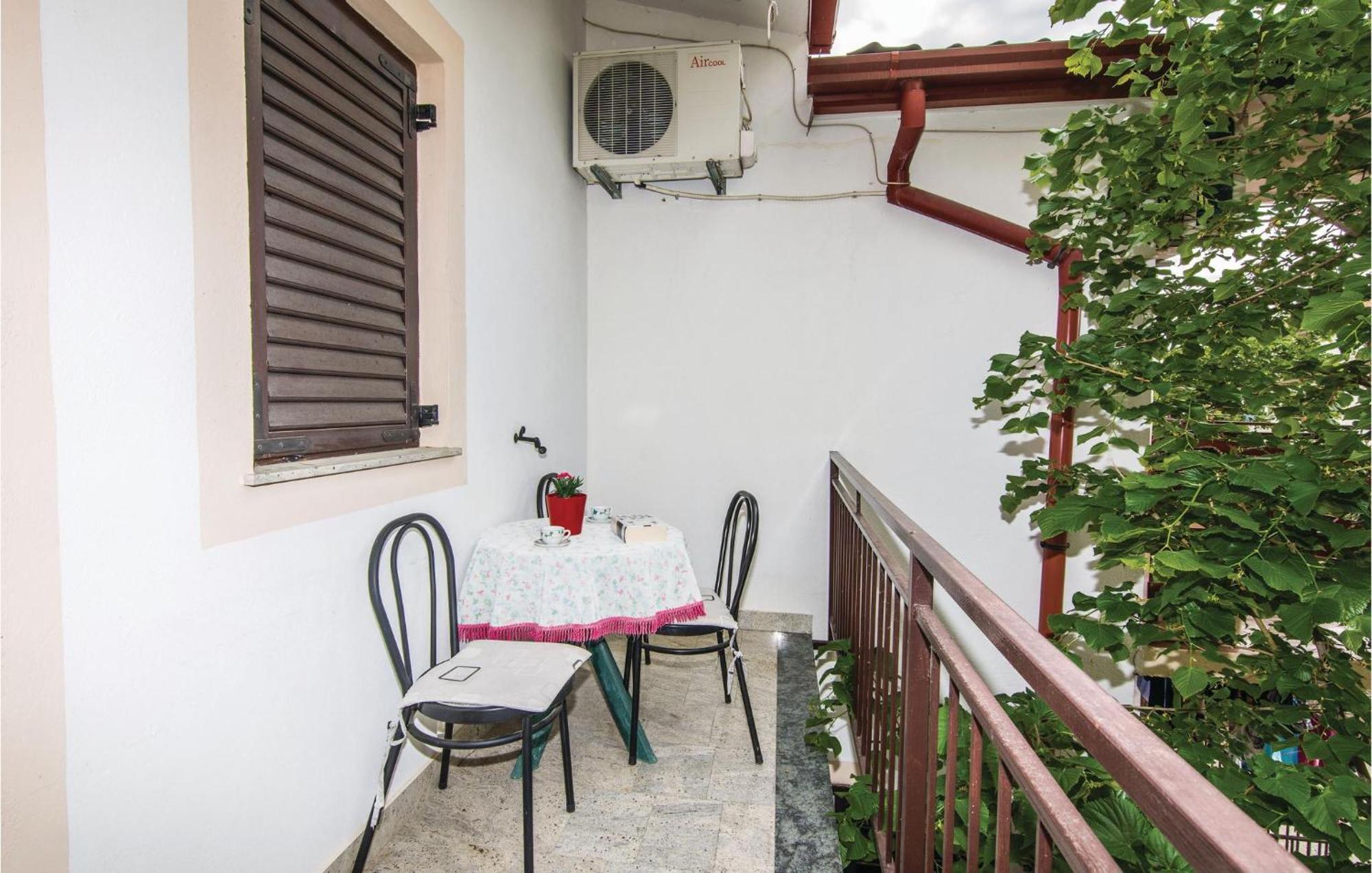 4 Bedroom Awesome Apartment In Starigrad Bagian luar foto