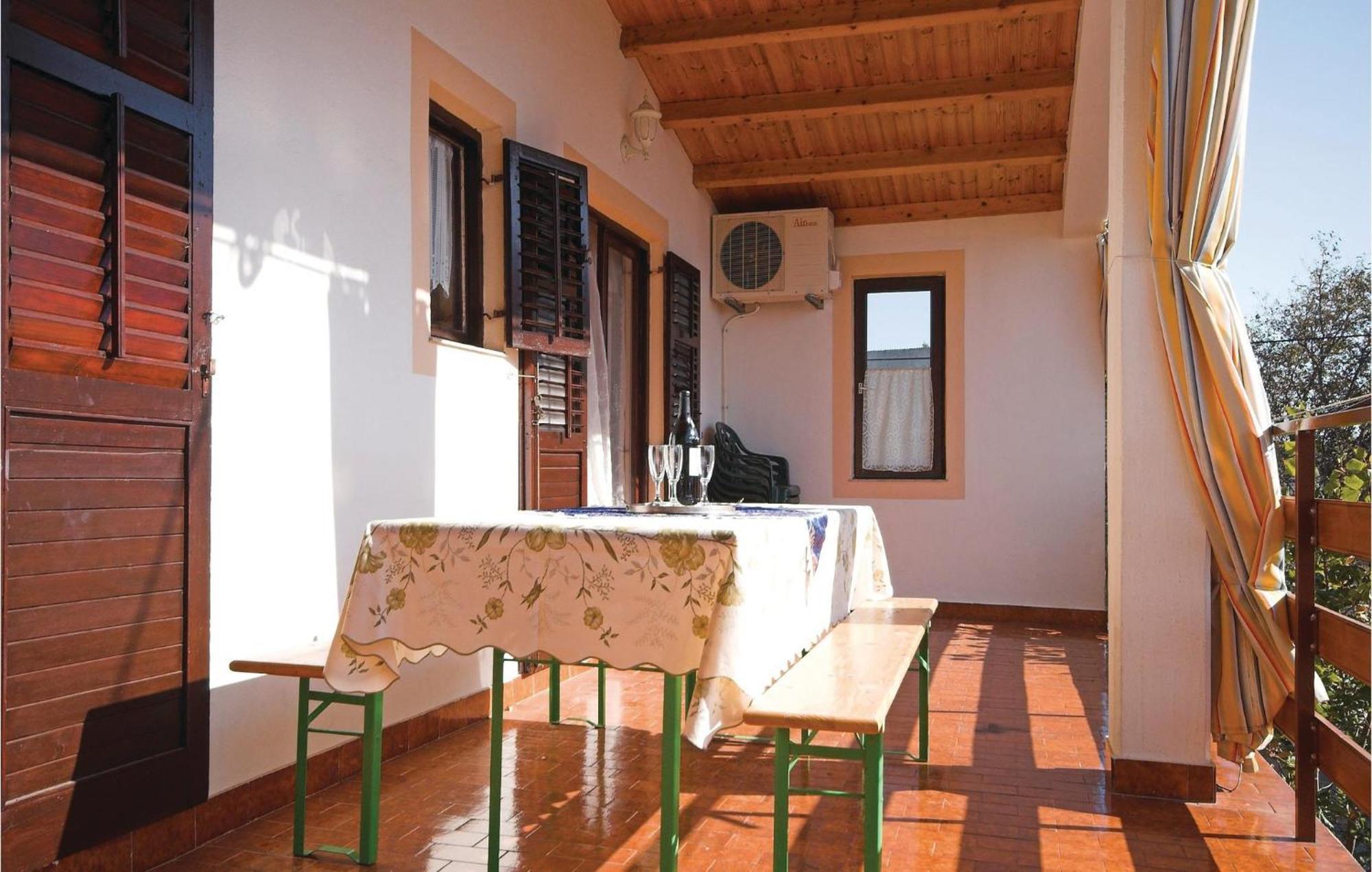 4 Bedroom Awesome Apartment In Starigrad Bagian luar foto