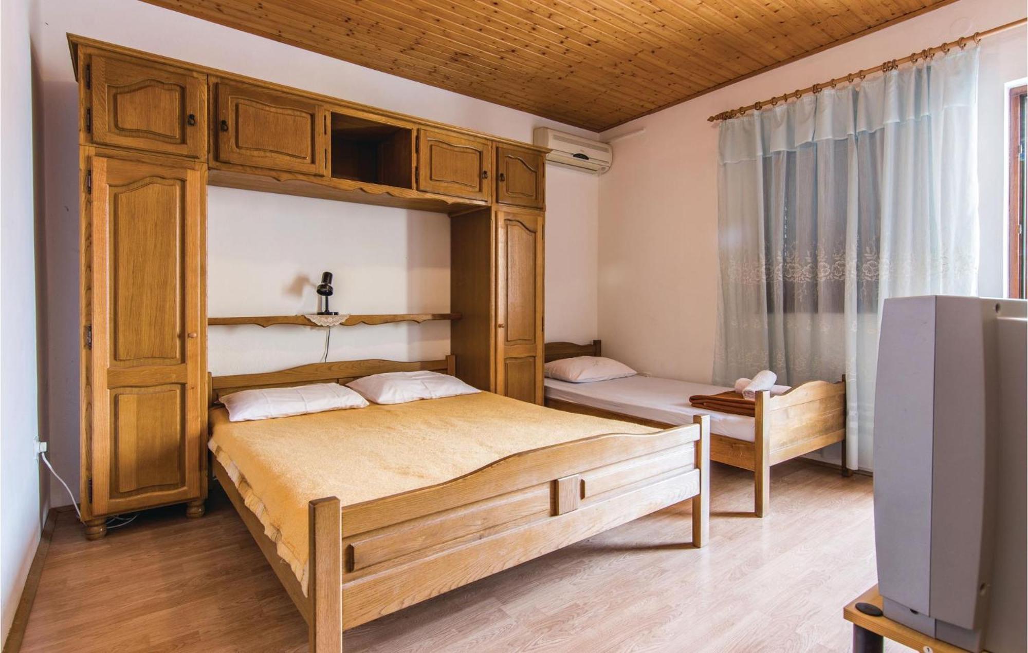 4 Bedroom Awesome Apartment In Starigrad Bagian luar foto
